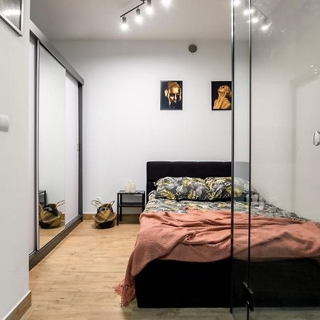 Wyjatkowy Apartament Z Prysznicem Posrodku Na Wyjatkowe Wieczory - Dostep Na Kod, Parking Лодзь Экстерьер фото