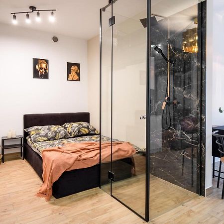 Wyjatkowy Apartament Z Prysznicem Posrodku Na Wyjatkowe Wieczory - Dostep Na Kod, Parking Лодзь Экстерьер фото